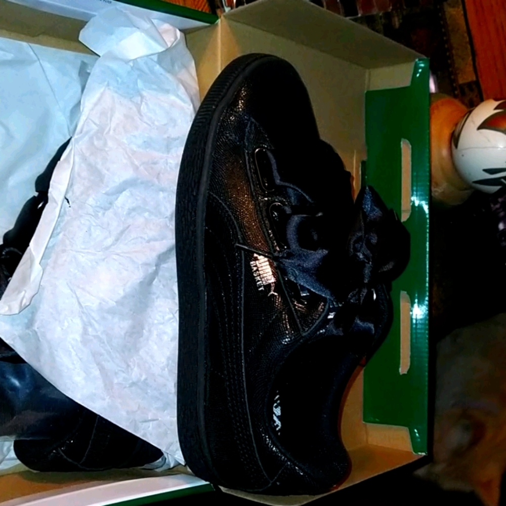 Pumas (girl shoes)